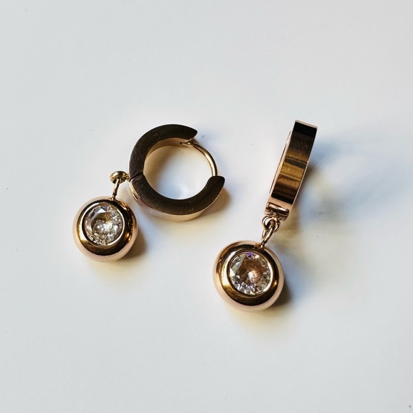 Minimalist hoop earrings - Picture 1 of 10